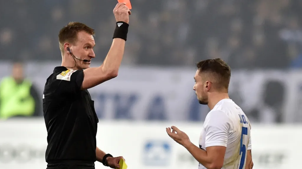 Rozhodčí Ondřej Berka uděluje Adamu Jánošovi z Ostravy červenou kartu