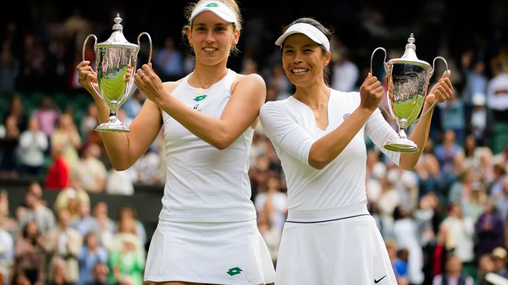 Elise Mertensová (vlevo) a Sie Šu-wej s trofejemi z Wimbledonu