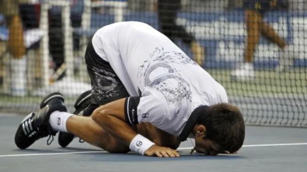 Novak Djokovič oslavuje postup do finále US Open