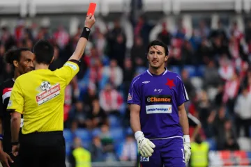 Gólman Čontofalský vidí červenou kartu v zápase s Mladou Boleslaví