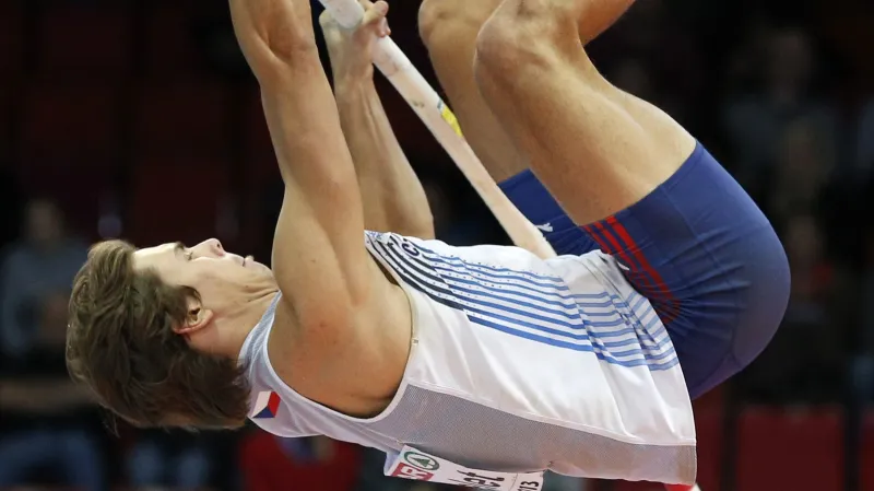 Vícebojař Helcelet při skoku o tyči