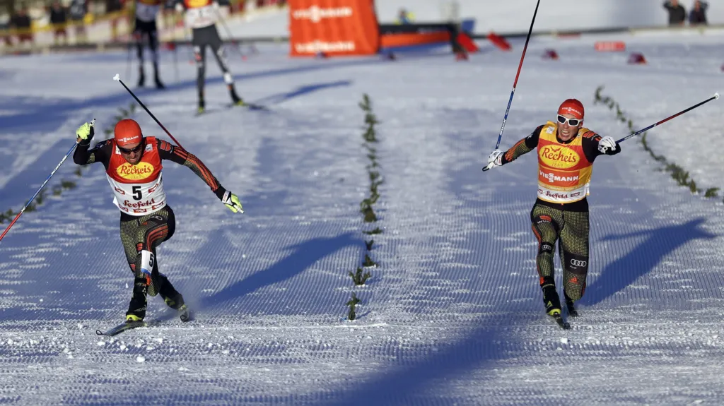 Johannes Rydzek (vlevo) poráží Erica Frenzela