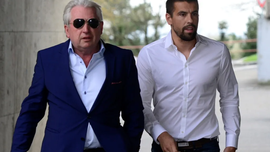 Milan Baroš (vpravo) s manažerem Pavlem Paskou přichází na zasedání disciplinární komise