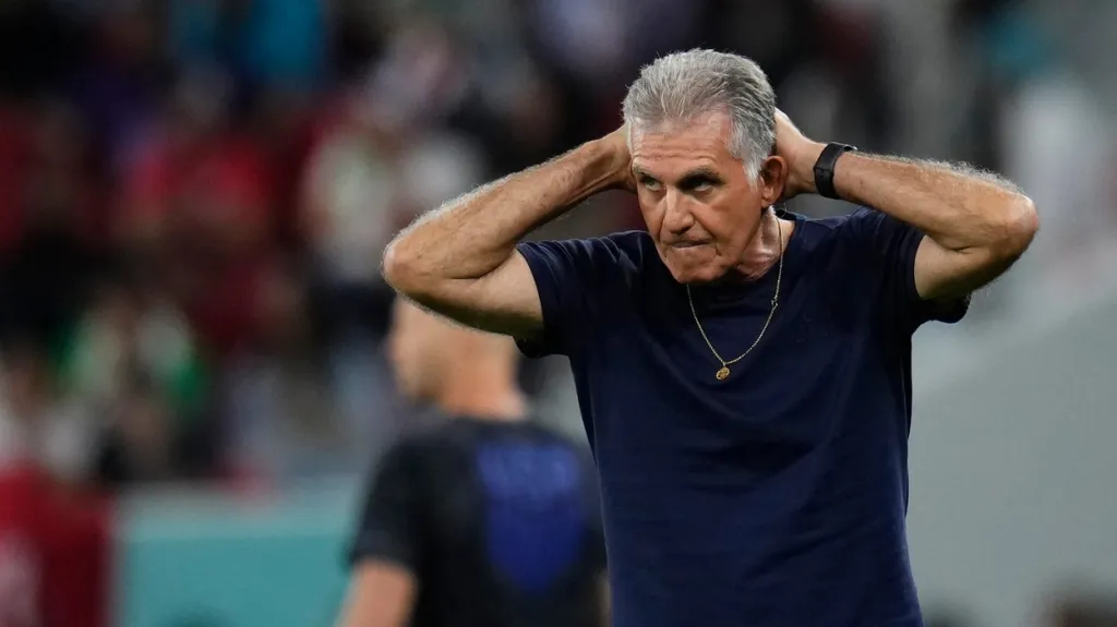 Trenér Íránu Carlos Queiroz reaguje během zápasu s USA