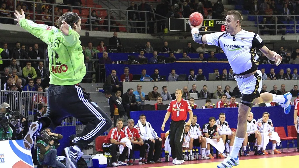 Filip Jícha střílí na německého brankáře