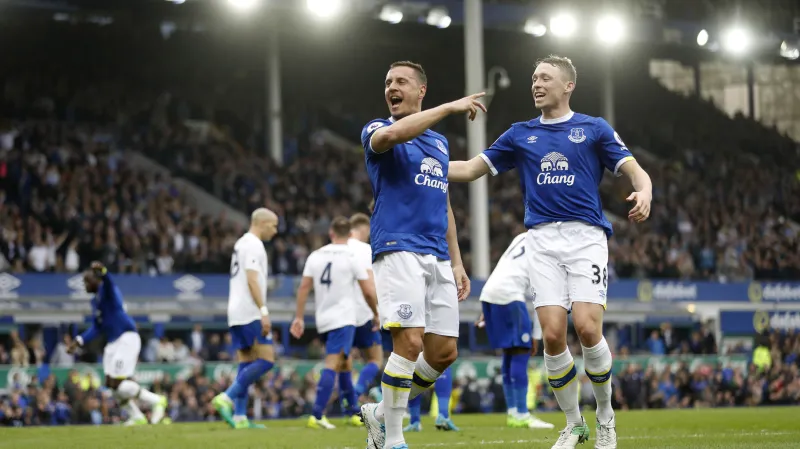 Slavící fotbalisté Evertonu v utkání s Leicesterem