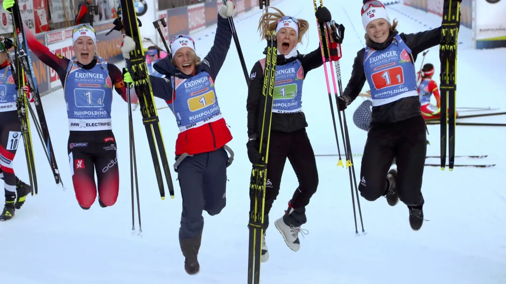 Slavící štafeta norských biatlonistek po výhře v Ruhpoldingu