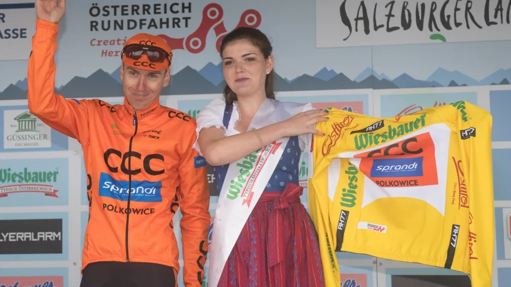 Jan Hirt (vlevo) se raduje ze zisku žlutého dresu na závodě Kolem Rakouska