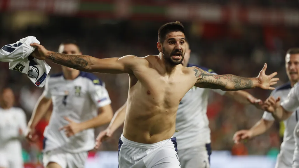 Srb Aleksandar Mitrovič se raduje z gólu