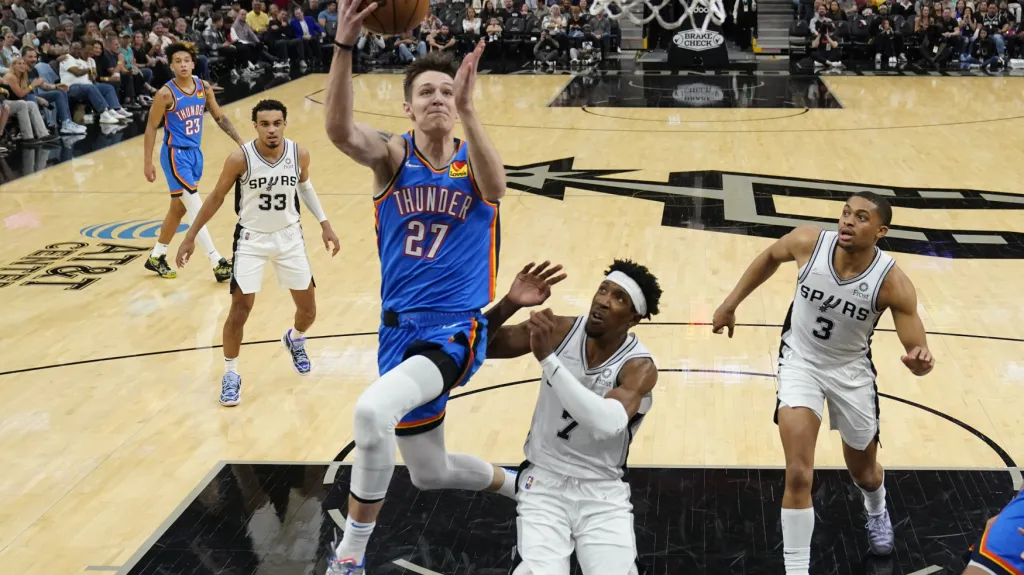 Vít Krejčí v nájezdu na koš proti San Antoniu