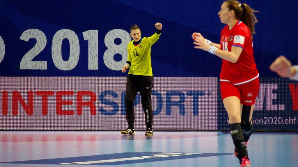 Česká brankářka Lucie Satrapová s Ivetou Luzumovou na ME