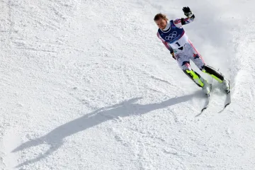 Atle Lie McGrath zdraví diváky po nedokončené jízdě v olympijském slalomu