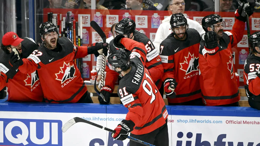 Adam Fantilli slaví s Kanaďany gól