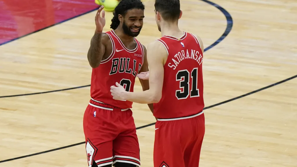 Tomáš Satoranský se spoluhráčem Cobym Whitem