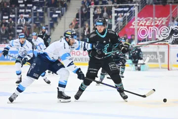 Layton Ahac a Adam Lukošik v utkání Liberec – Karlovy Vary