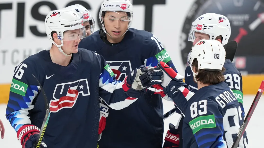 Hokejisté USA oslavují gól proti Německu