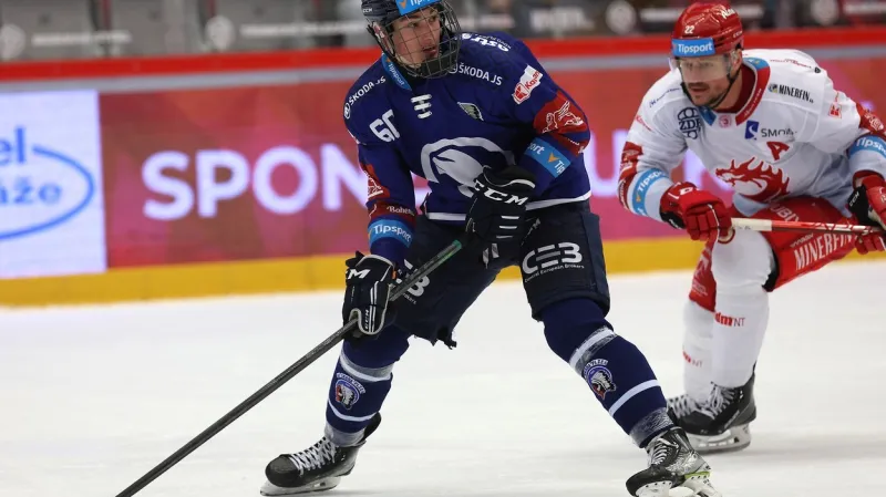 Zleva Adam Jiříček z Plzně a Vladimír Dravecký z Třince