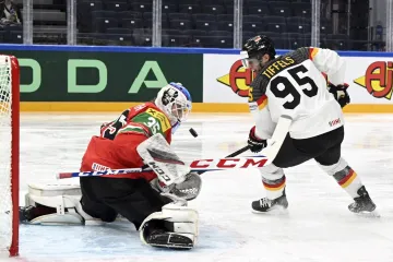 Němec Frederik Tiffels se snaží překonat Dominika Horvatha z Maďarska