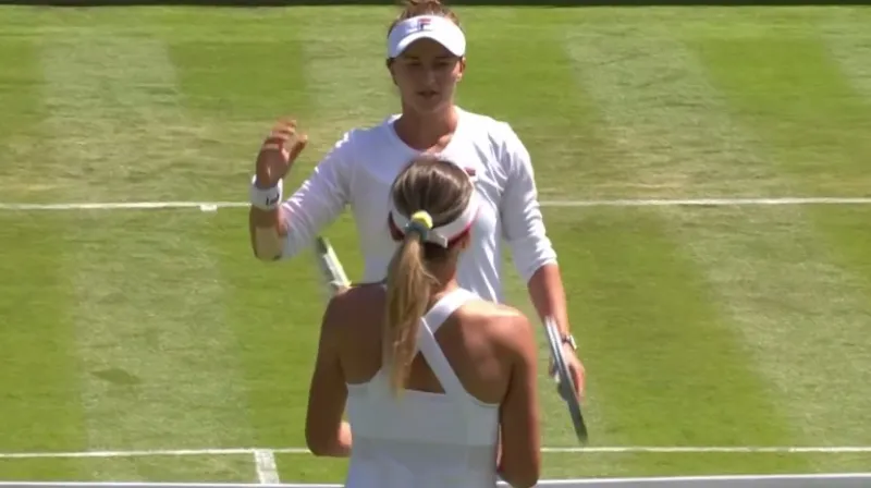 Krejčíková i Šwiateková postupují