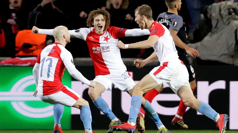 Fotbalisté Slavie se radují z gólu v síti Sevilly