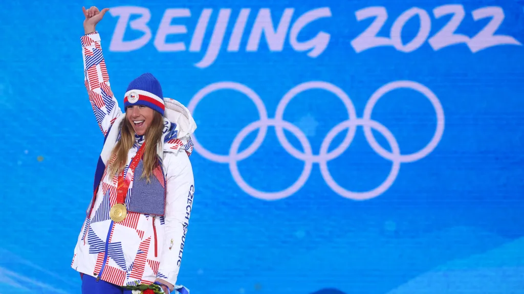 Ester Ledecká se zlatou olympijskou medailí v Pekingu