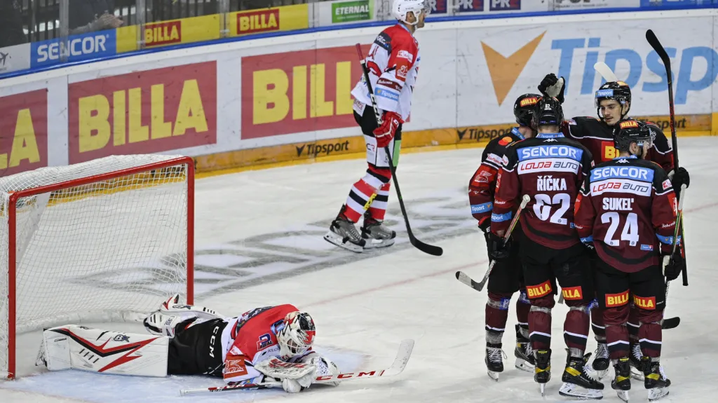 Sparťané slaví gól proti Pardubicím