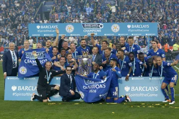 Fotbalisté Leicesteru s trofejí pro vítěze anglické ligy