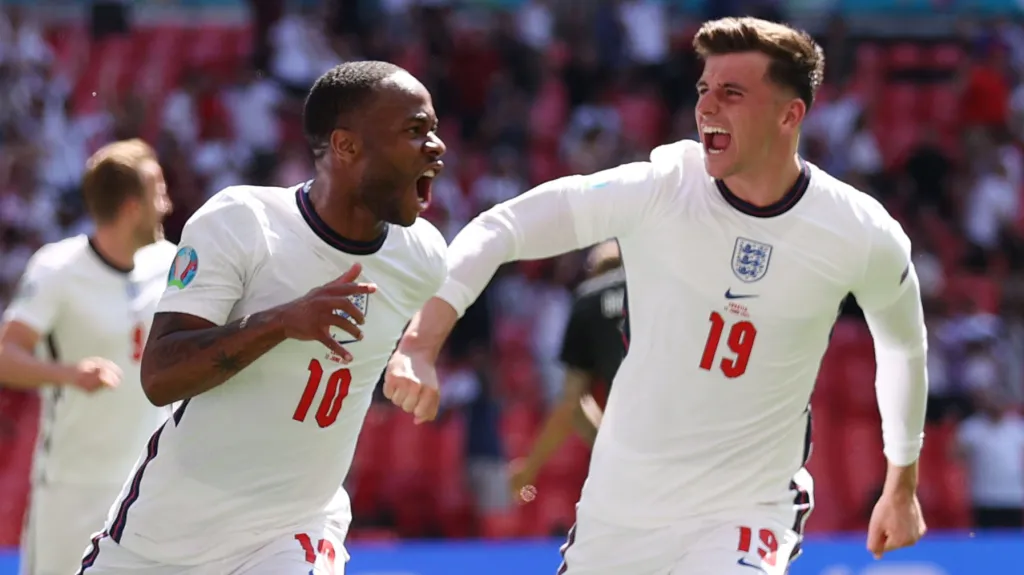 Raheem Sterling (vlevo) a Mason Mount oslavují gól na ME