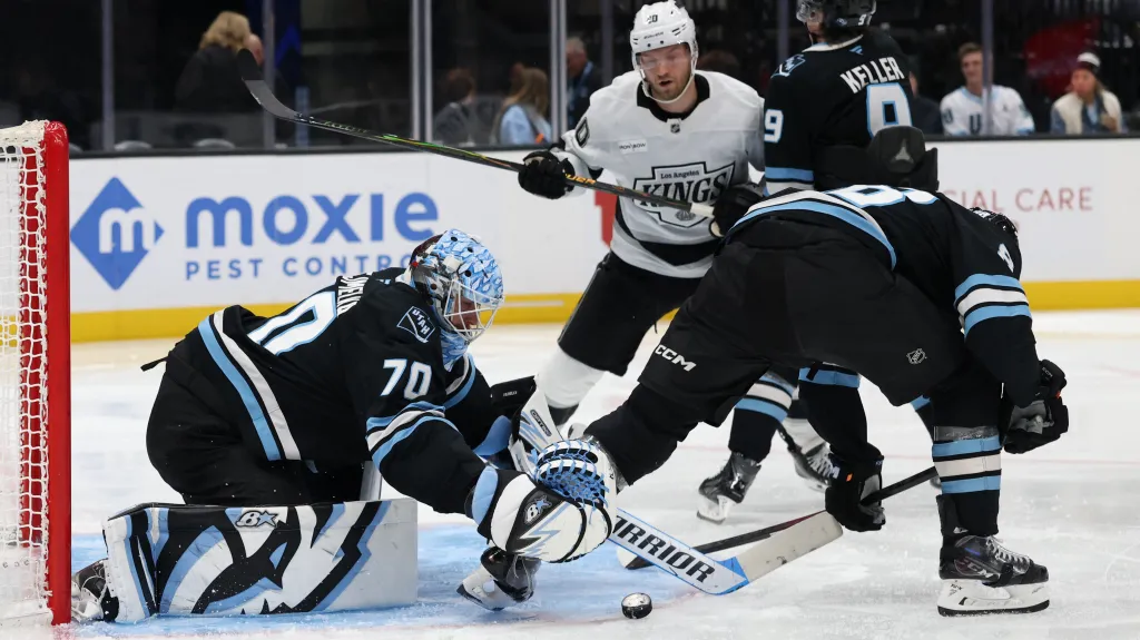 Brankář Karel Vejmelka z Utahu čelí šanci Los Angeles Kings
