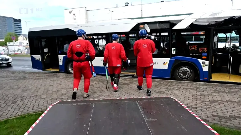 Čeští hokejisté museli v Rize do autobusu ve výstroji