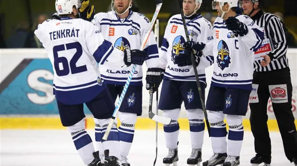 Petr Ton (druhý zleva) v dresu Kladna