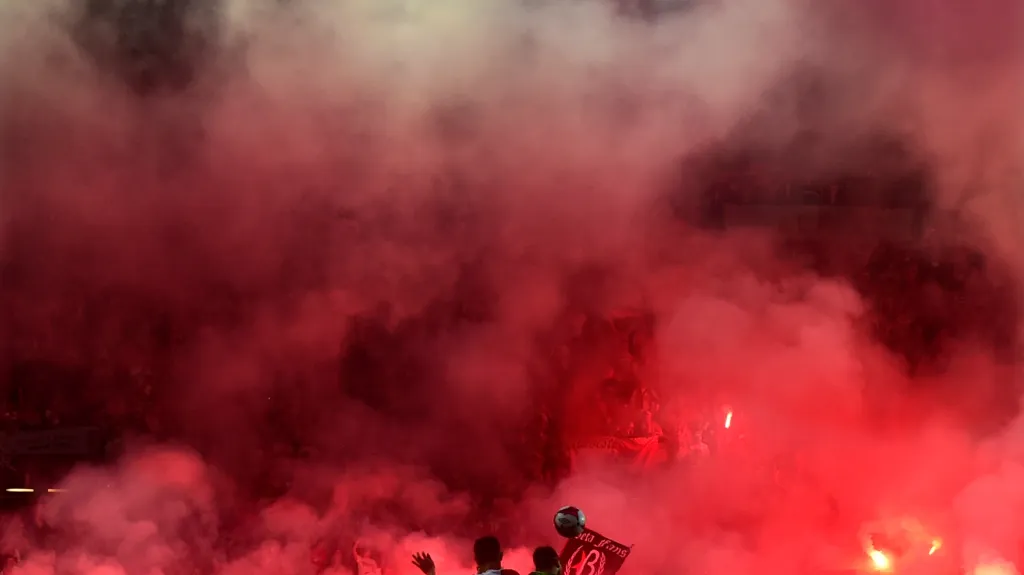 Utkání Slavia Praha - Viktoria Plzeň v bouřlivé atmosféře