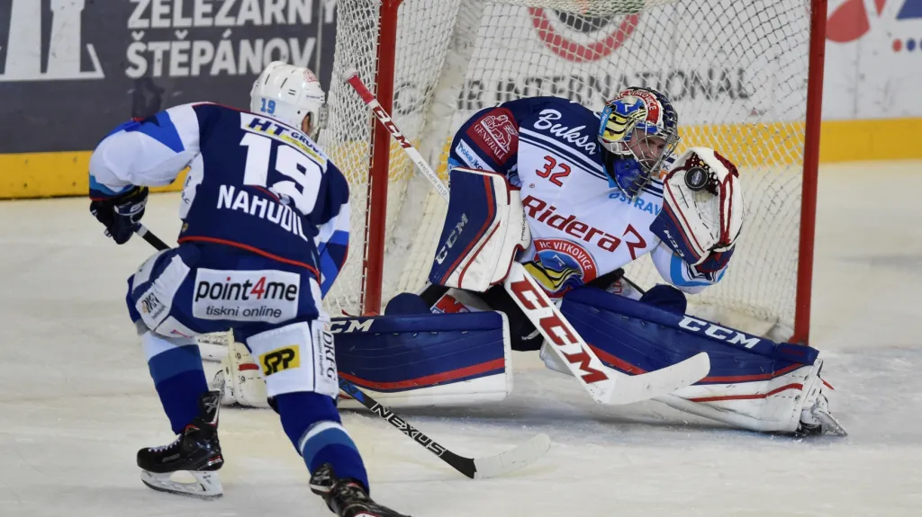 Brankář Vítkovic Patrik Bartošák v utkání proti Brnu