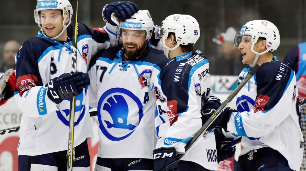 Hokejisté Plzně se radují z gólu 