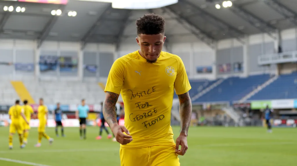 Jadon Sancho z Dortmundu nesl pod dresem nápis "Spravedlnost pro George Floyda