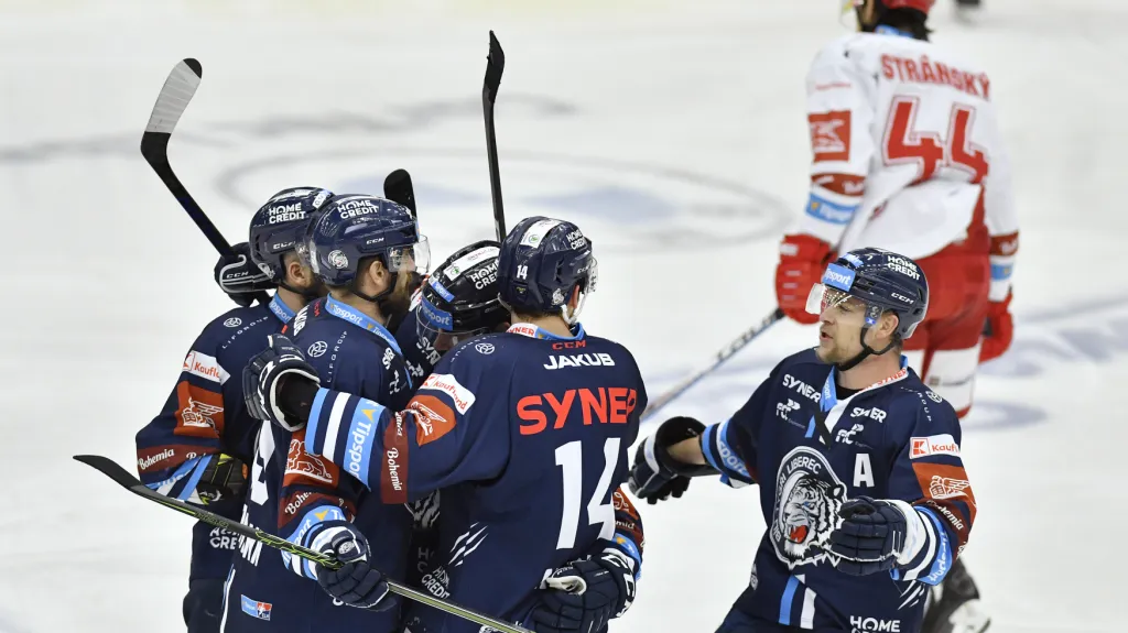 Hokejisté Liberce se radují z gólu v síti Třince