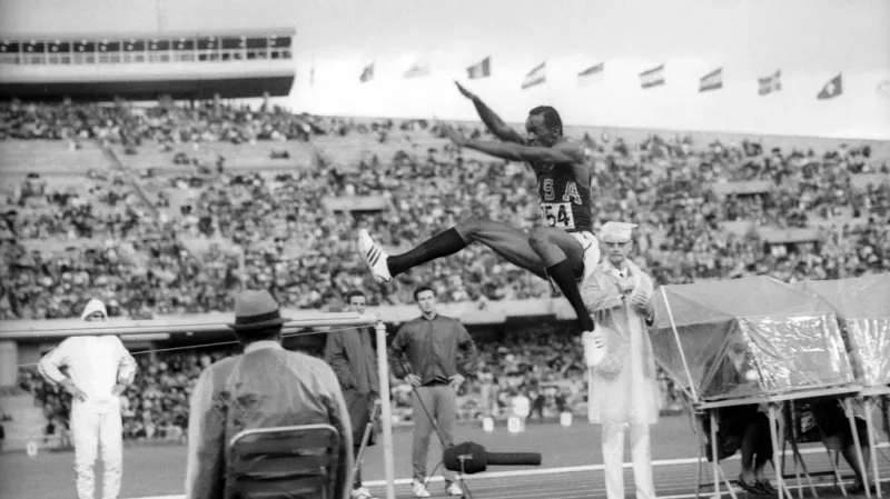 Bob Beamon v kvalifikačním pokusu na OH v Mexiku