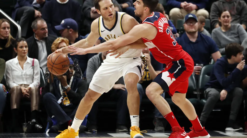 Tomáš Satoranský z Washingtonu (vpravo) v utkání proti Indianě