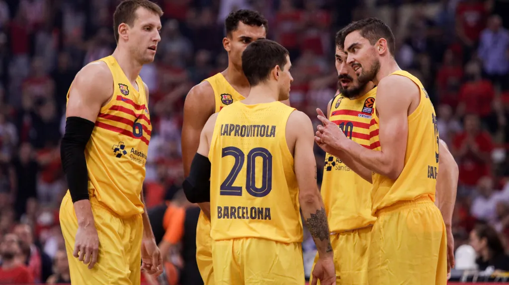 Basketbalisté Barcelony včetně českého dua Jan Veselý (vlevo) a Tomáš Satoranský (úplně vpravo)