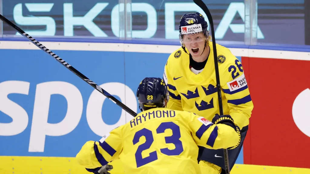 Rasmus Dahlin se raduje s Lucasem Raymondem