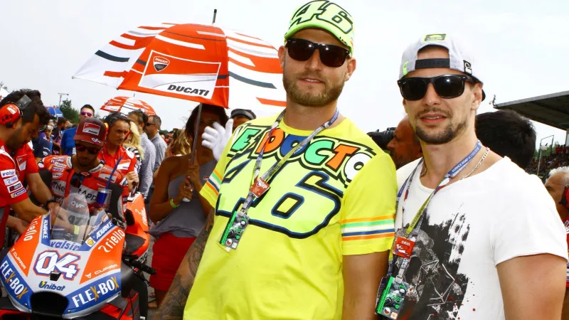 Martin Dočekal minulý rok na startovním roštu MotoGP v Brně před Andreou Doviziosem