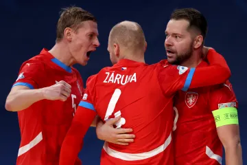 Reprezentační futsalista Michal Seidler slaví gól s Radimem Zárubou