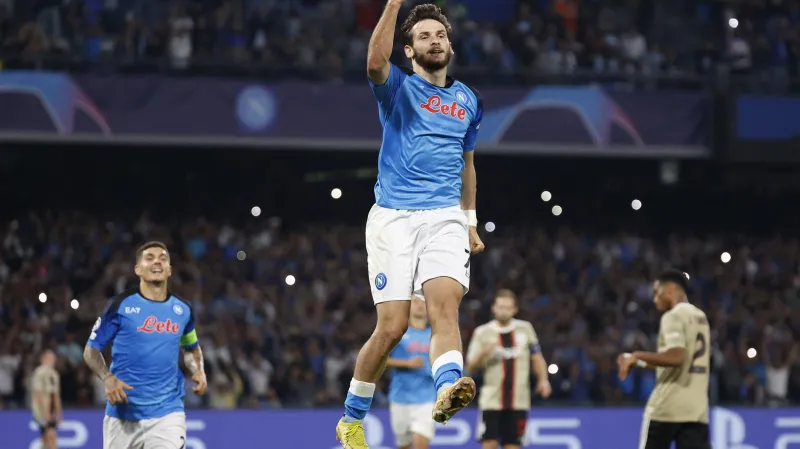 Khvicha Kvaratskhelia z Neapole oslavuje gól v Lize mistrů