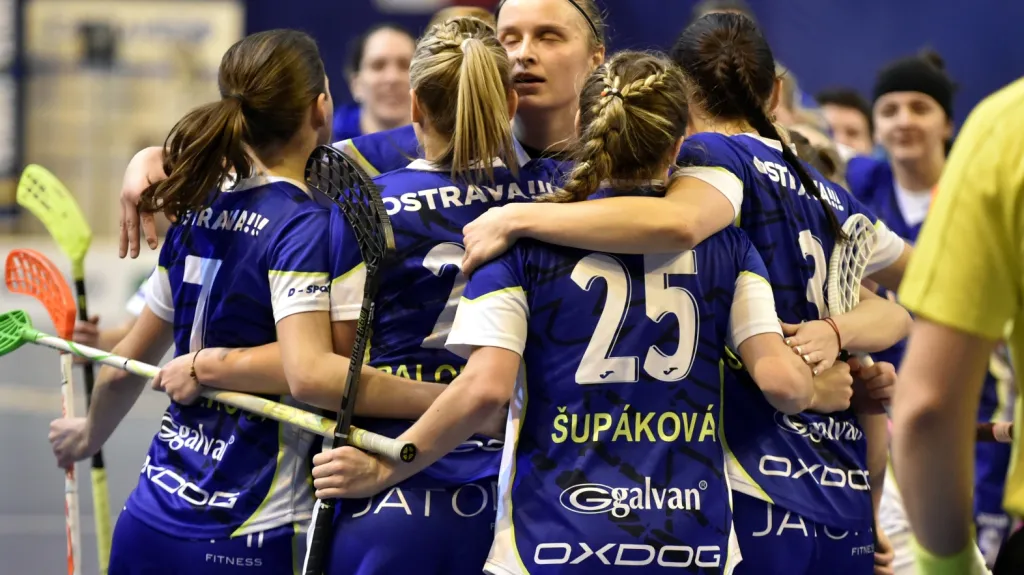 Florbalistky Vítkovic se radují z gólu 