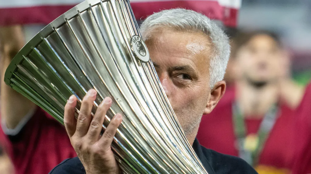Trenér José Mourinho s trofejí pro vítěze Evropské konferenční ligy