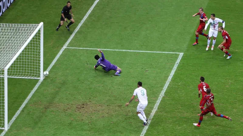 Cristiano Ronaldo trefuje tyč v zápase s Českem