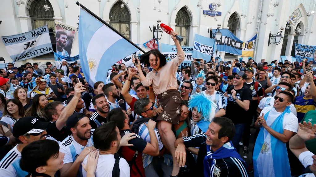 Fotbalová reportérka v obležení argentinských fanoušků
