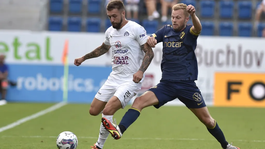 Marek Havlík (vlevo) ze Slovácka v zápase s AIK Stockholm