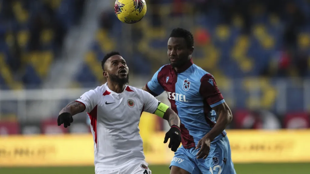 John Obi Mikel (vpravo) v dresu Trabzonsporu