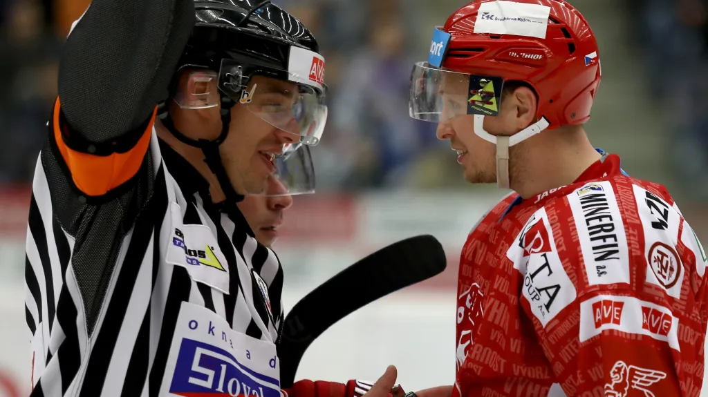 Daniel Rákos v dresu třineckých Ocelářů v diskusi s rozhodčím